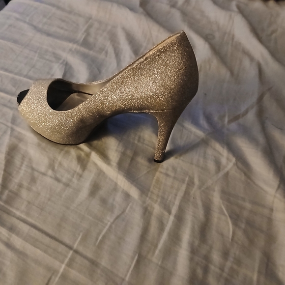 Silver glitter Guess pumps - Picture 2 of 3